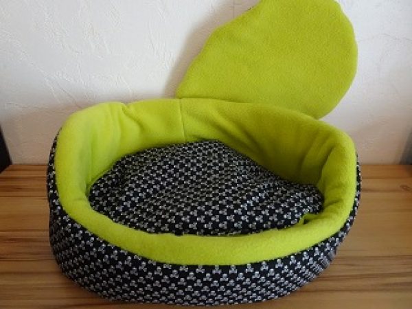 Kuschelbett XL "Totenköpfe schwarz / hellgrün"